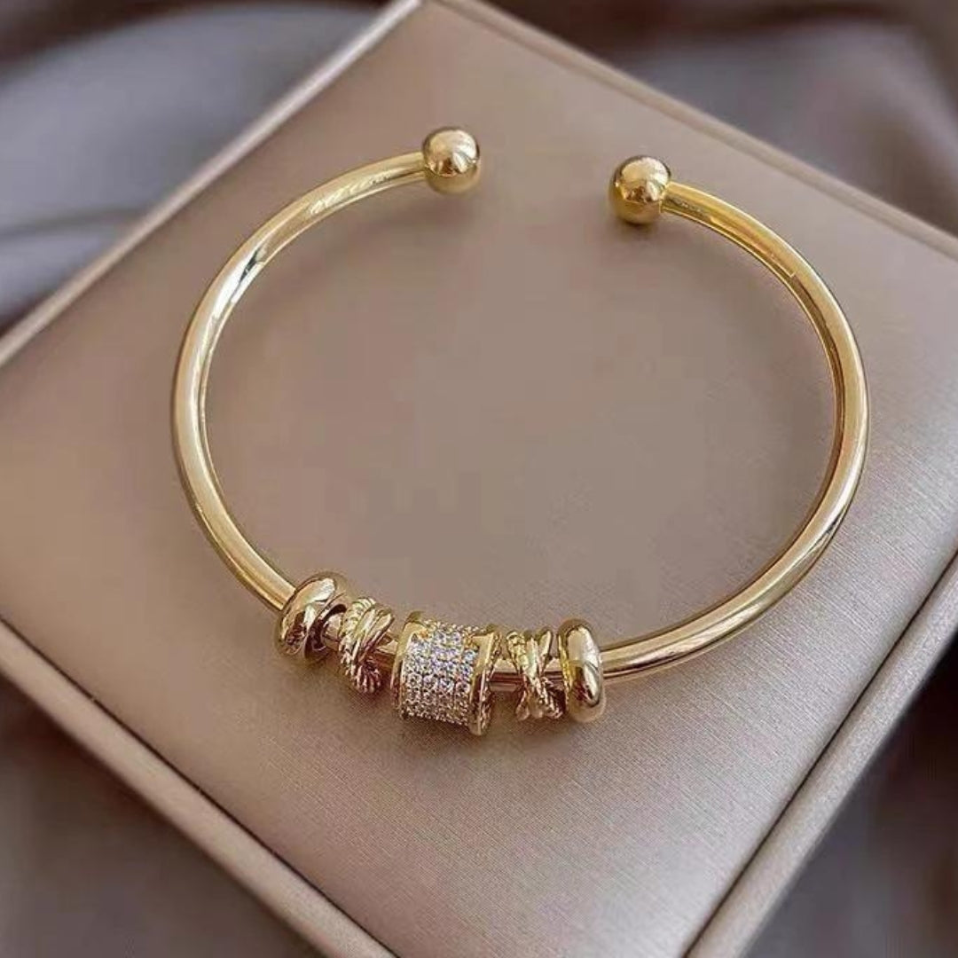 Bracelete Ajustável com Charms Dourados