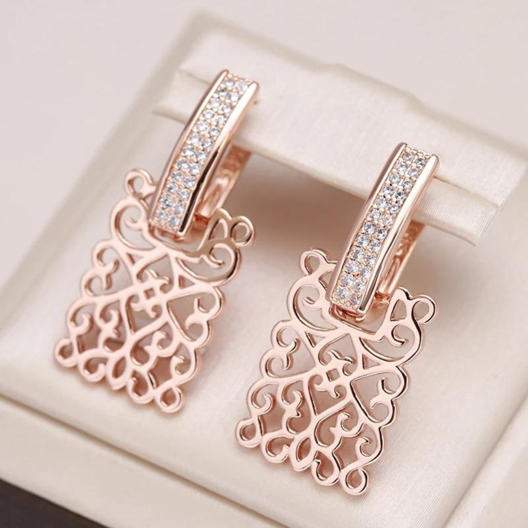 Brincos de hera com zircão rosa em ouro