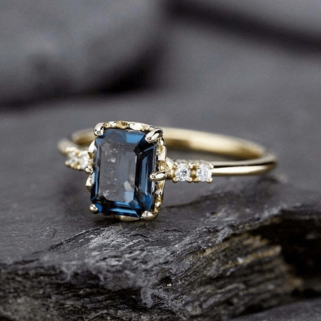 Anel de Ouro e Cristal Azul Vintage