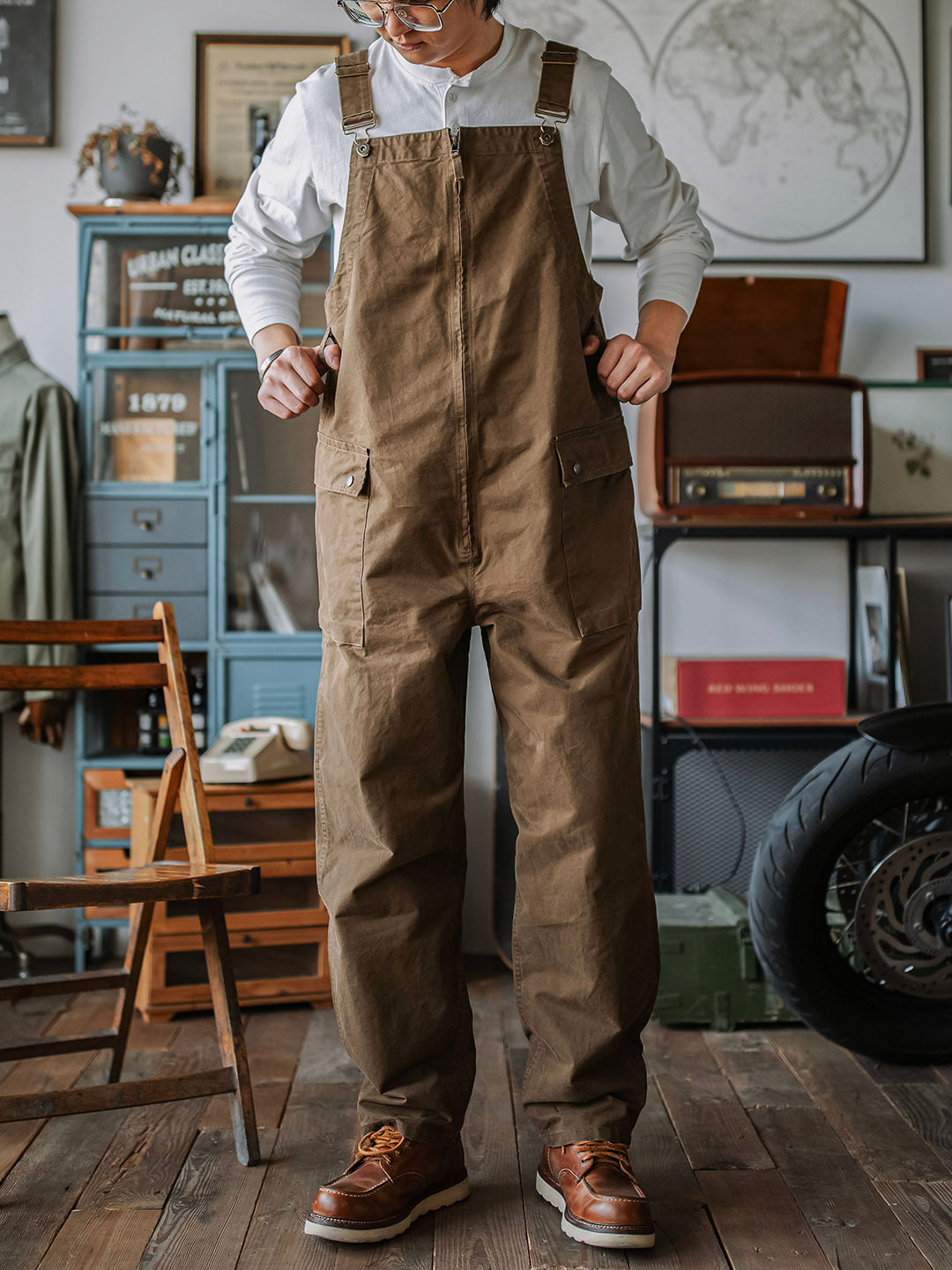 Pantalón de tirantes beige elegante