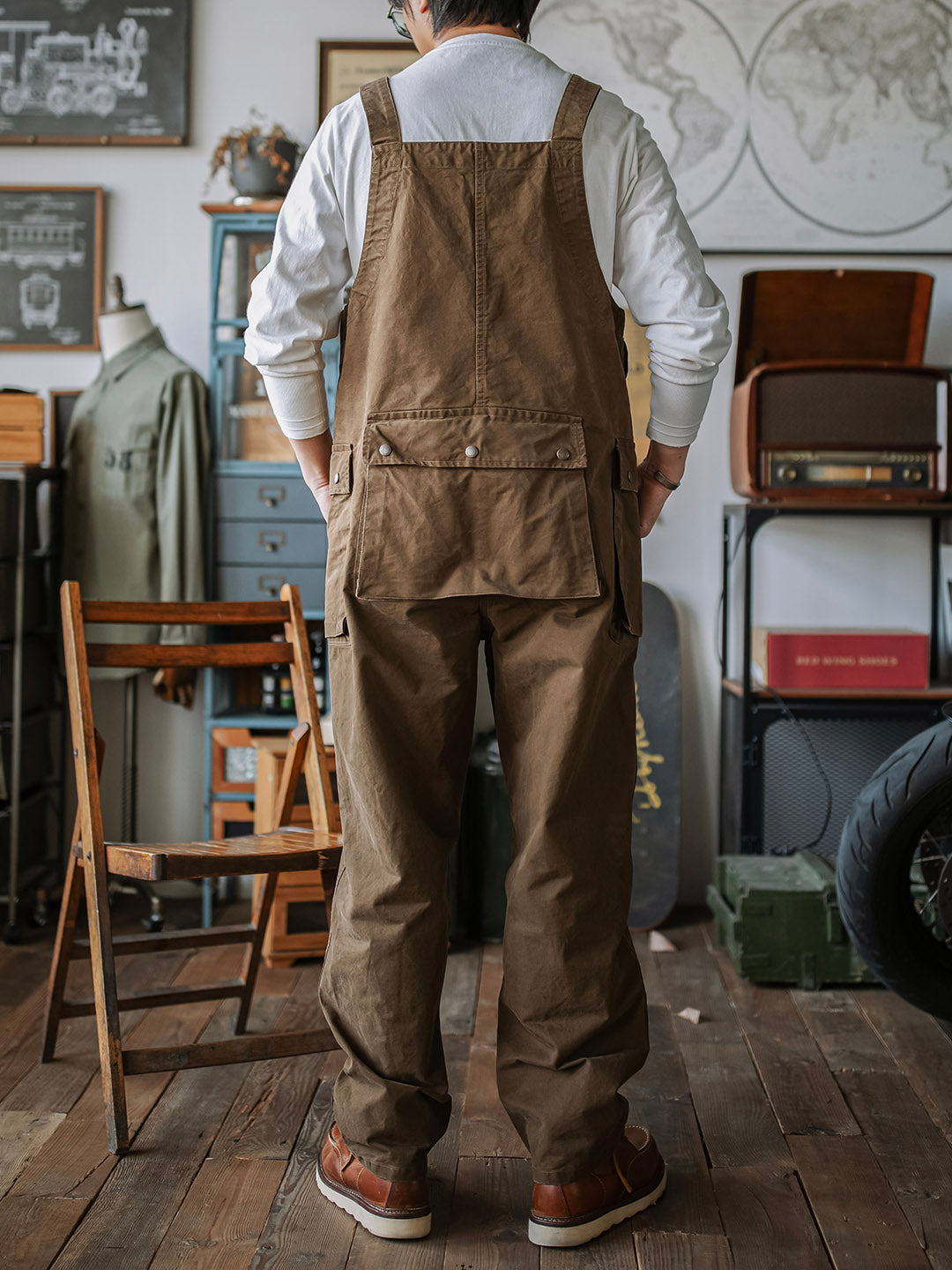 Pantalón de tirantes beige elegante