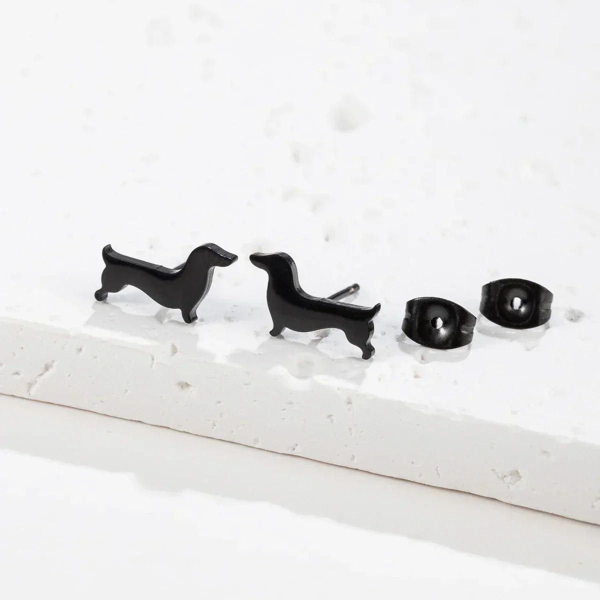 Brincos de pino em forma de dachshund