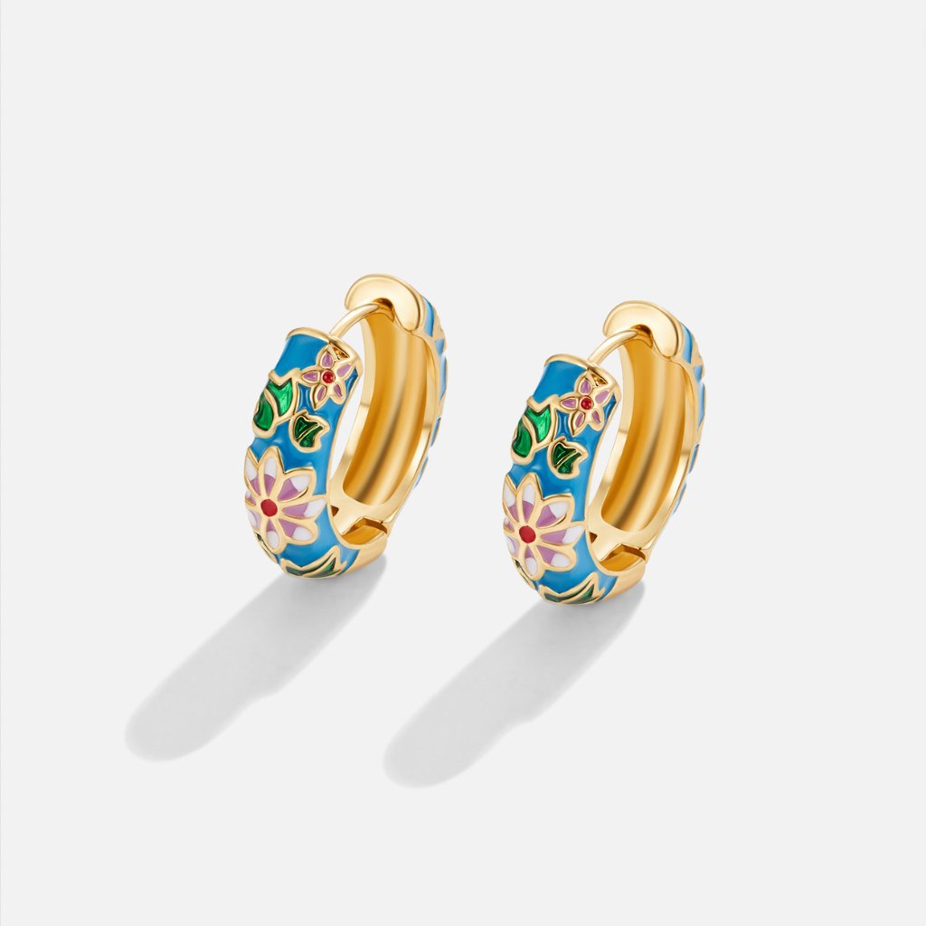 Brincos em círculo dourado com flor