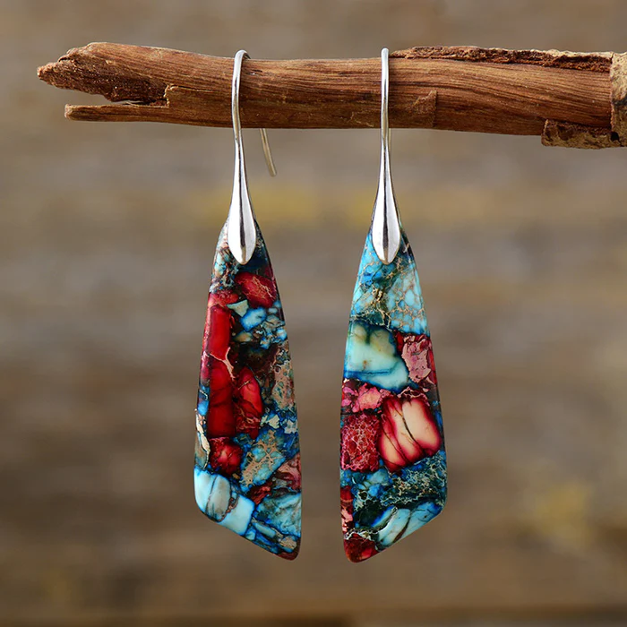 Brincos vintage com pedras coloridas