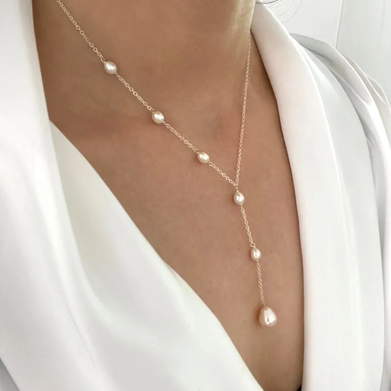 Colar com Penduricalhos e Pérolas Vintage