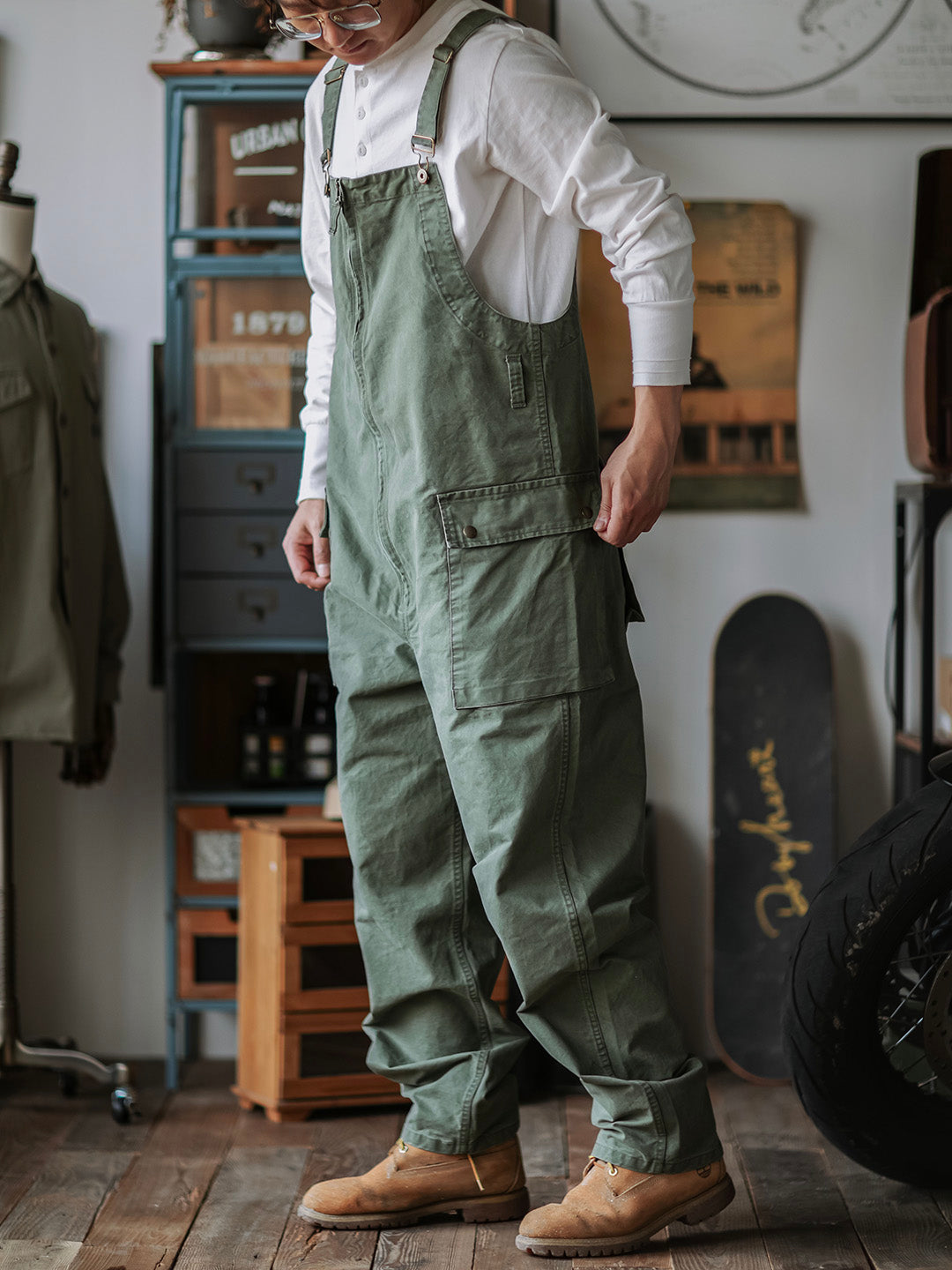 Pantalón de tirantes beige elegante