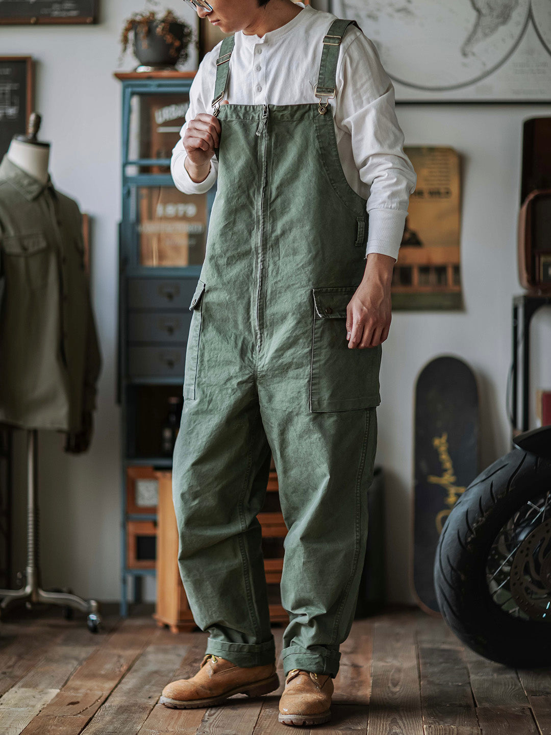 Pantalón de tirantes beige elegante