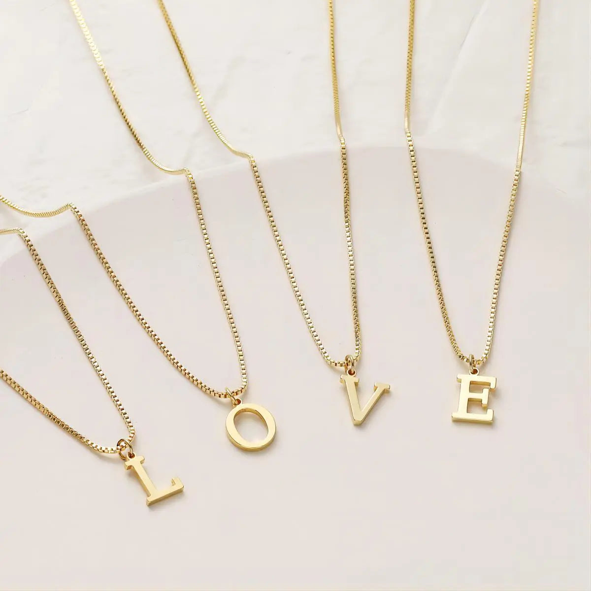 Colar com iniciais de letras de amor