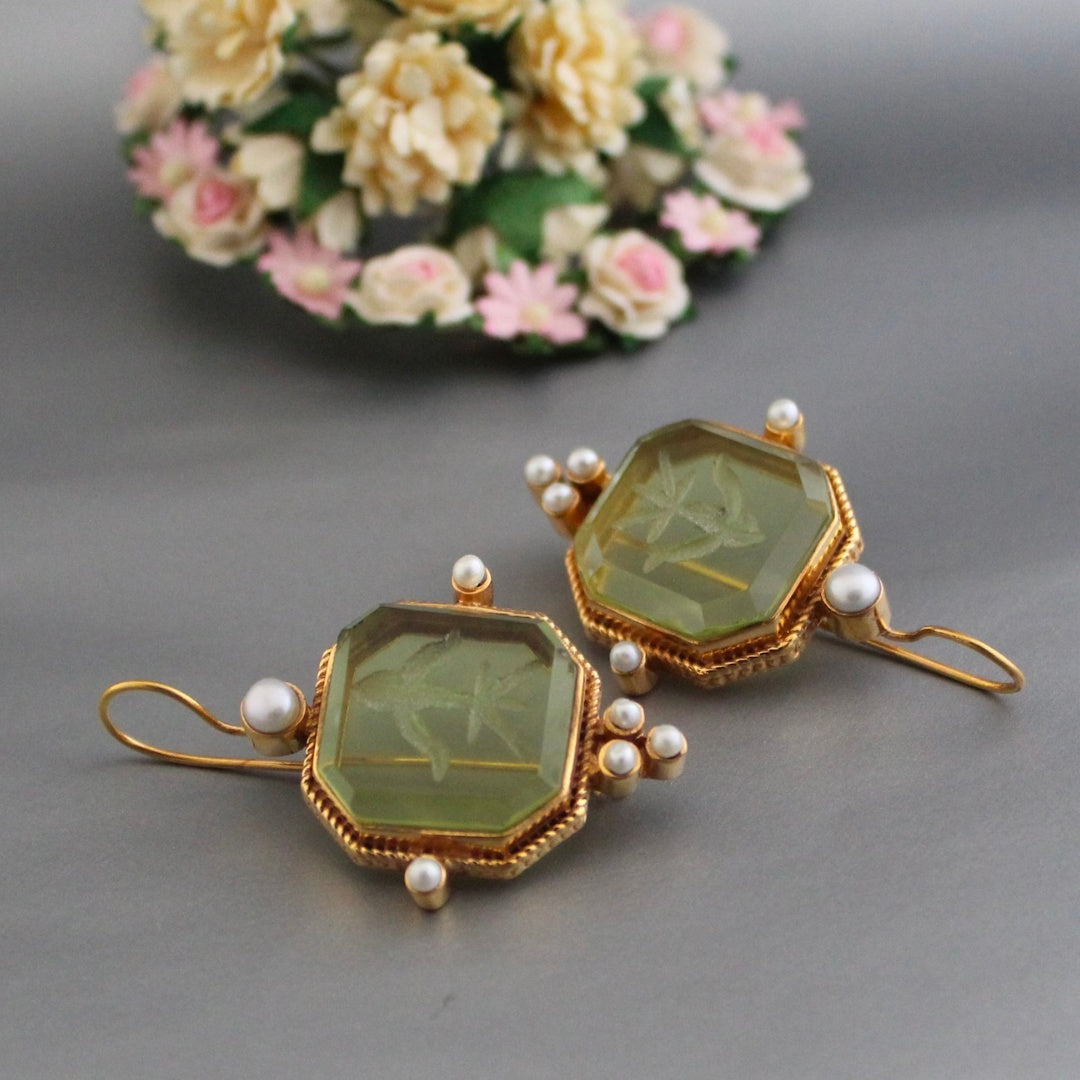 Brincos vintage com pérolas verdes