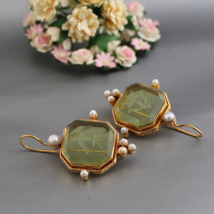 Brincos vintage com pérolas verdes