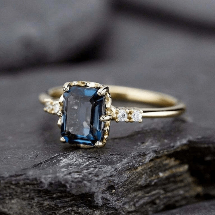 Anel de Ouro e Cristal Azul Vintage