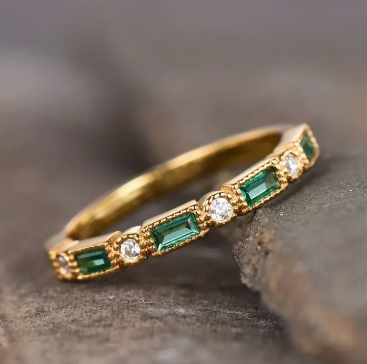 Anel Vintage em Ouro com Incrustação de Zircônia Verde