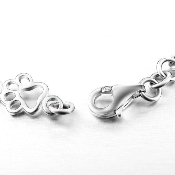 Pulseira com pendentes em forma de pata de cão e osso em prata