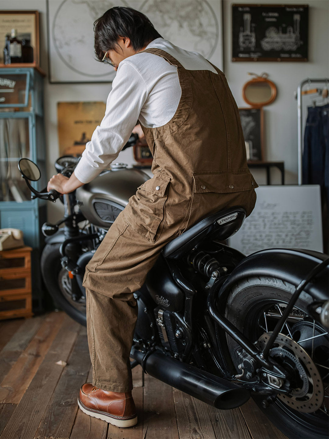 Pantalón de tirantes beige elegante