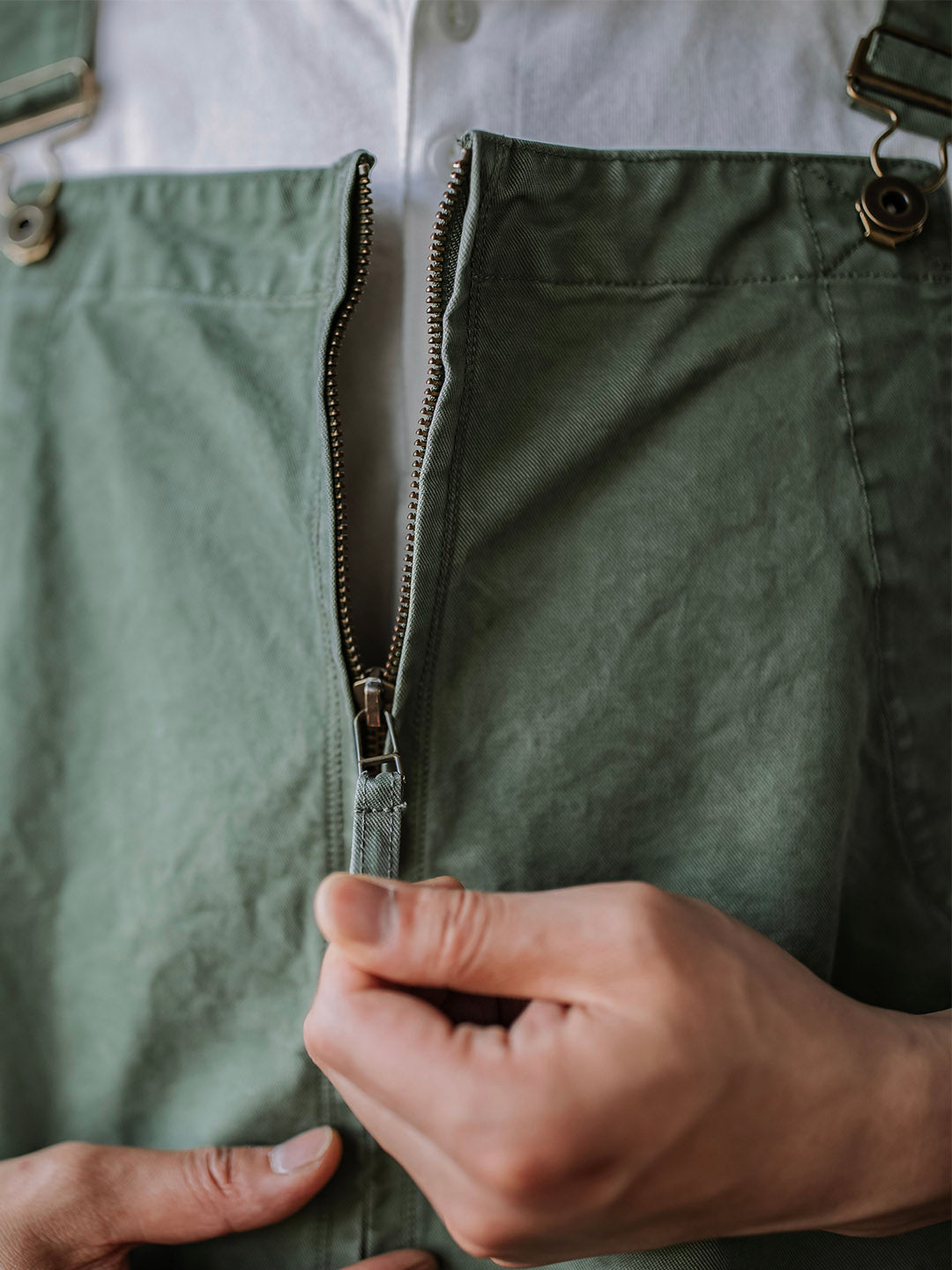 Pantalón de tirantes beige elegante