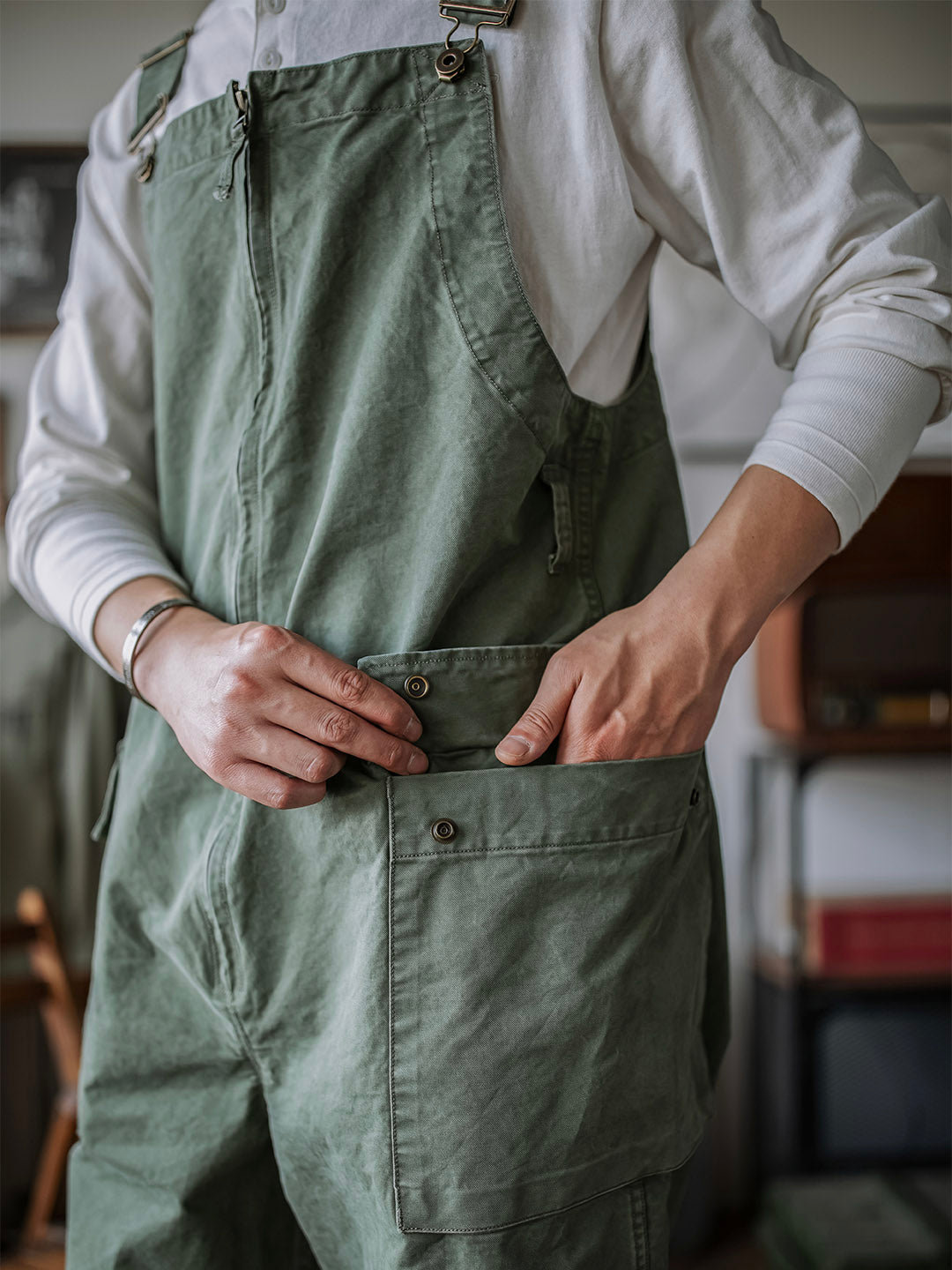 Pantalón de tirantes beige elegante