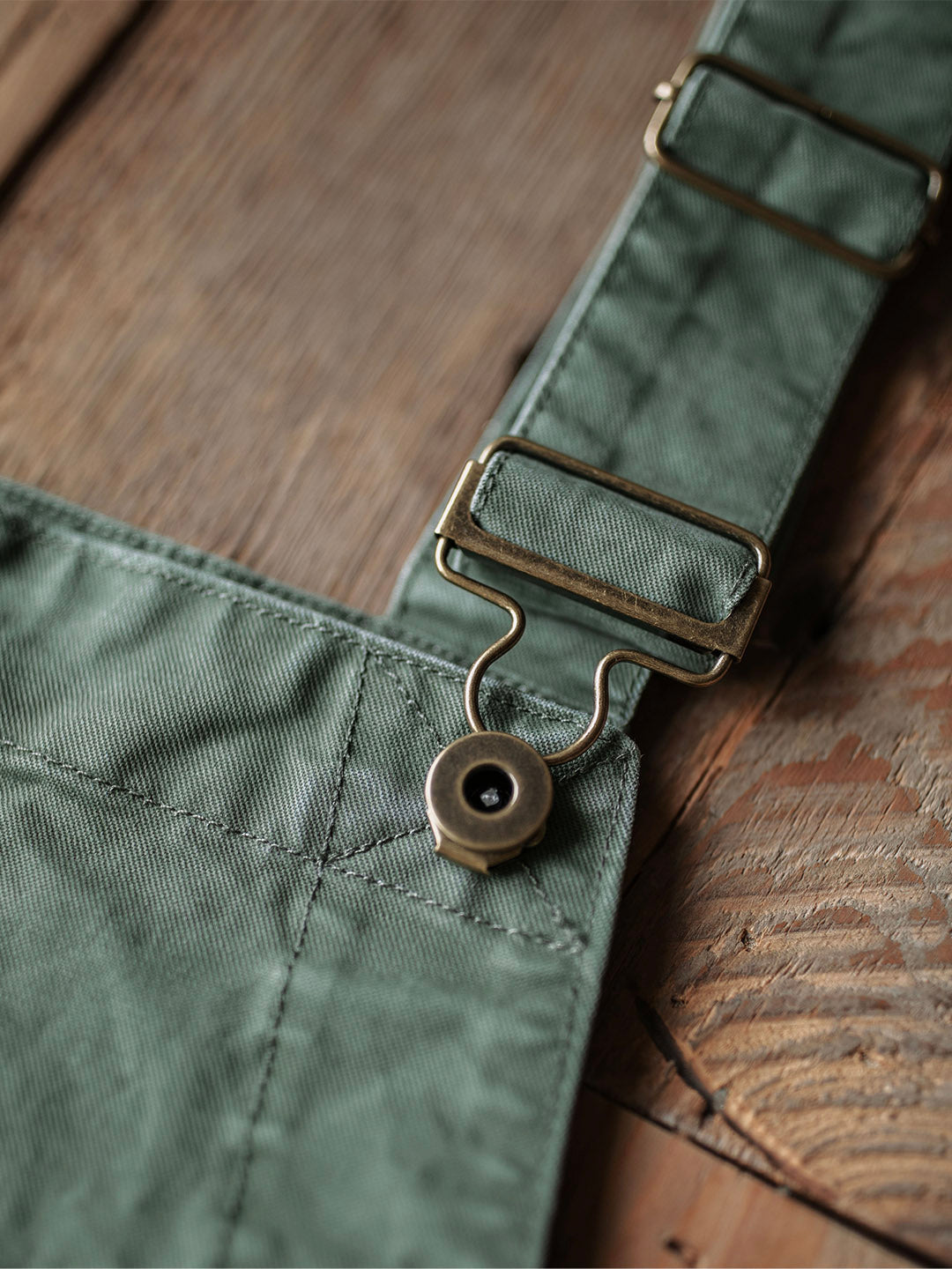 Pantalón de tirantes beige elegante
