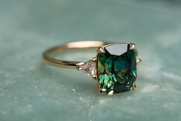 Anel em Pedra Preciosa Verde Inspirado no Vintage | Ouro