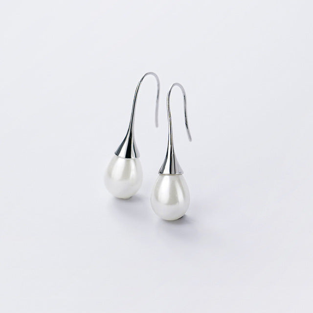 Brincos pendentes com pérolas
