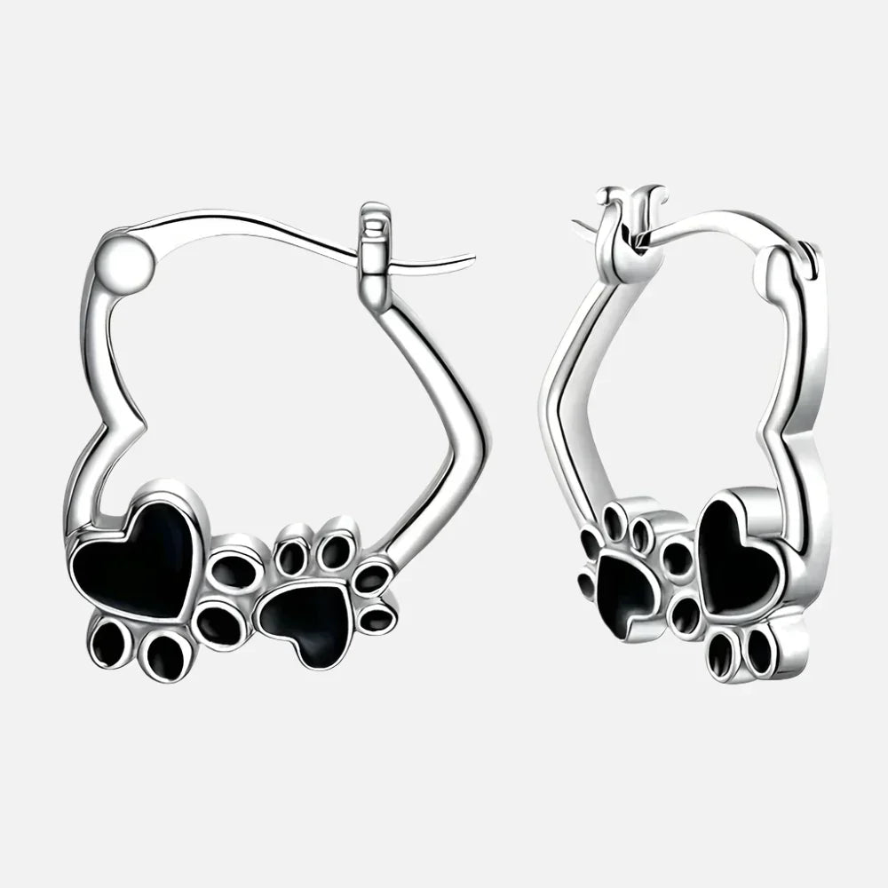 Brincos Huggie com Coração e Esmalte Preto
