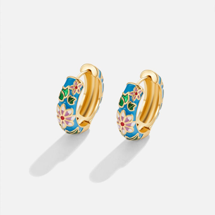 Brincos em círculo dourado com flor