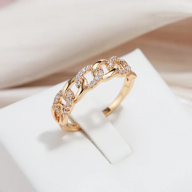 Anel Elegante com Corrente Dourada