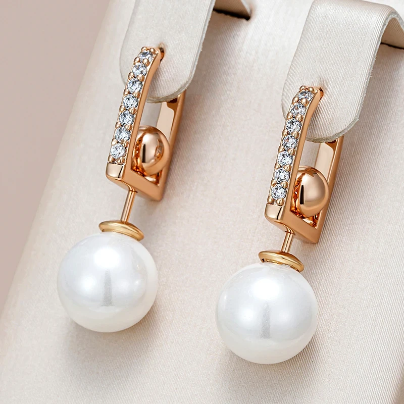 Brincos elegantes com pérolas brilhantes