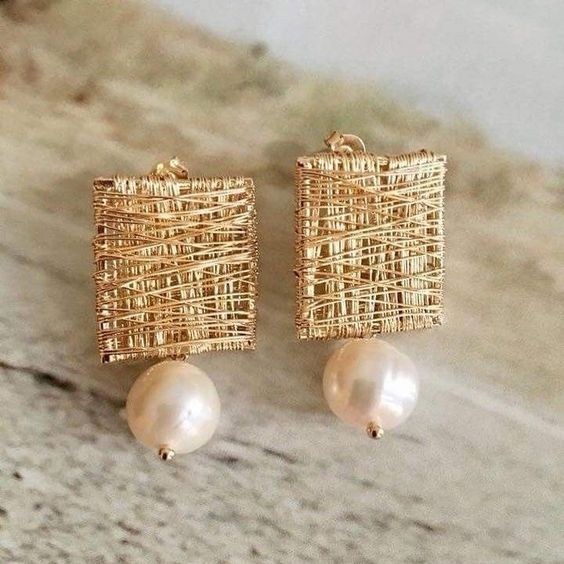 Brincos vintage com pérolas e fios dourados