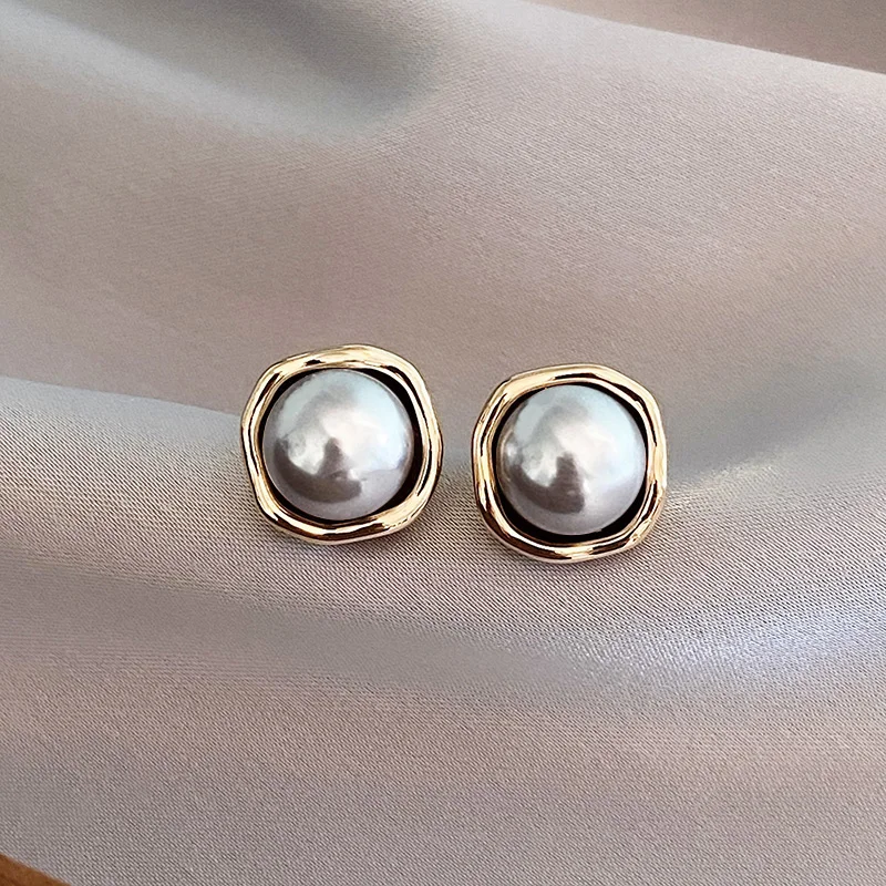 Brincos Elegantes com Pérola Preta