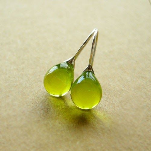 Brincos vintage em vidro verde-oliva