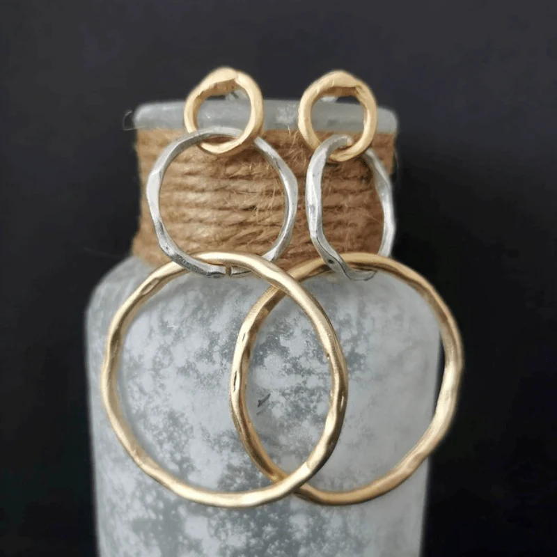 Brincos de argola vintage em ouro e prata