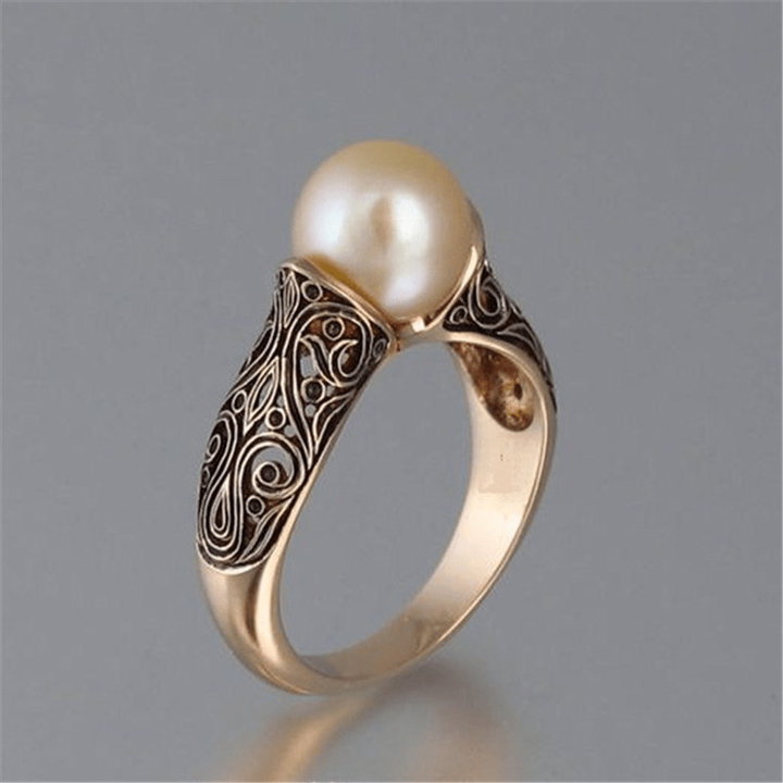 Anel Vintage Dourado em Pérola
