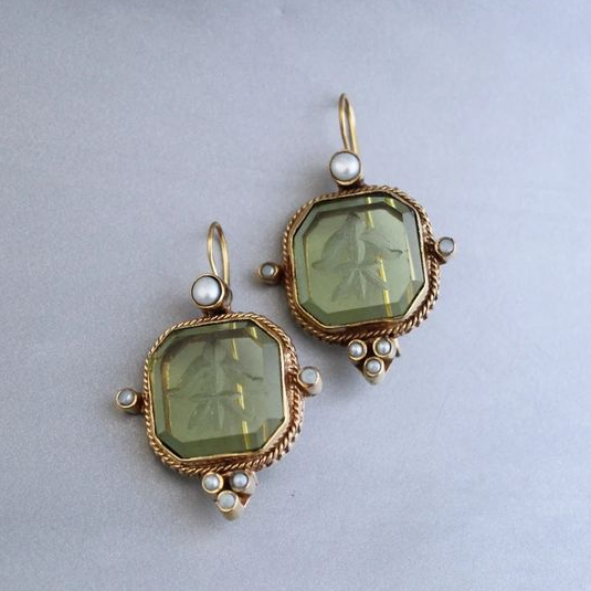 Brincos vintage com pérolas verdes