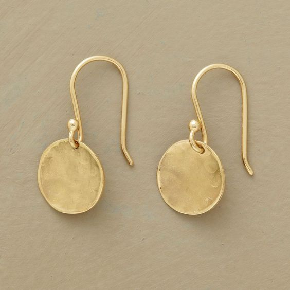 Brincos em ouro com estilo vintage