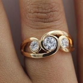 Anel Vintage em Ouro com Zircônia Incrustada em Espiral