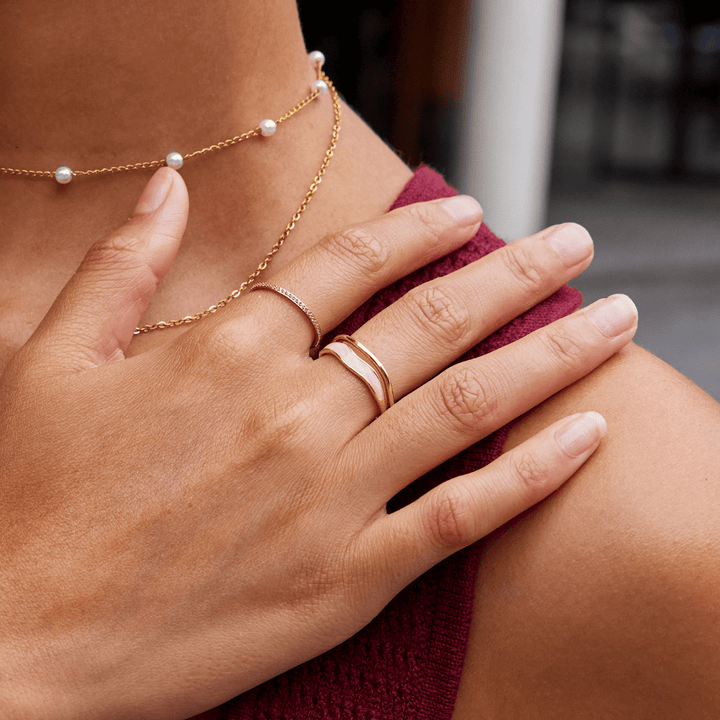 Anel Sahara dourado com camadas