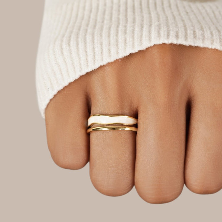 Anel Sahara dourado com camadas
