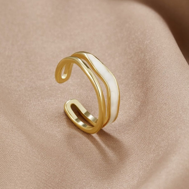 Anel Sahara dourado com camadas