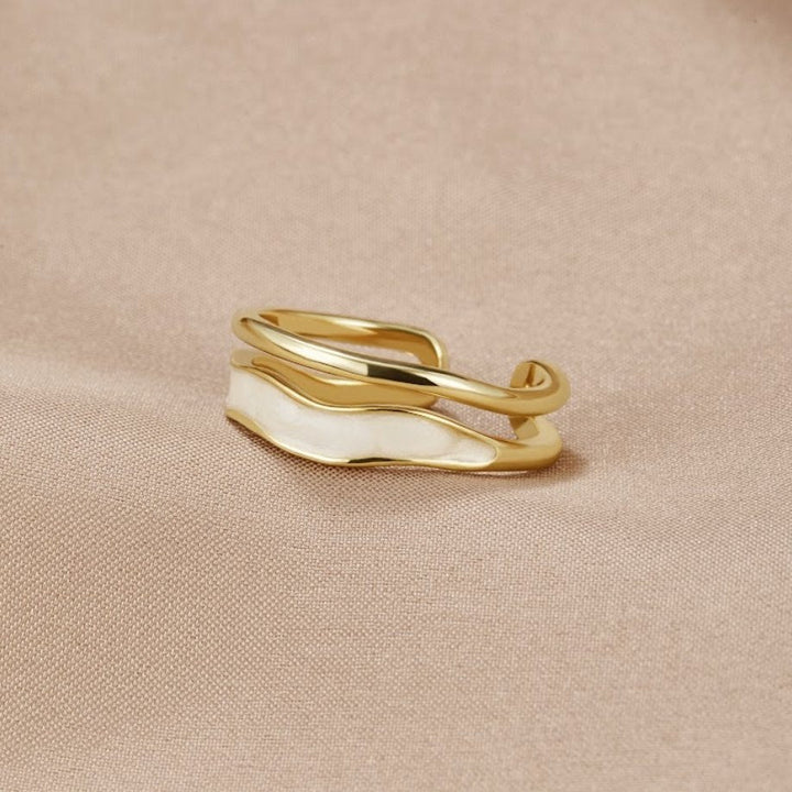 Anel Sahara dourado com camadas
