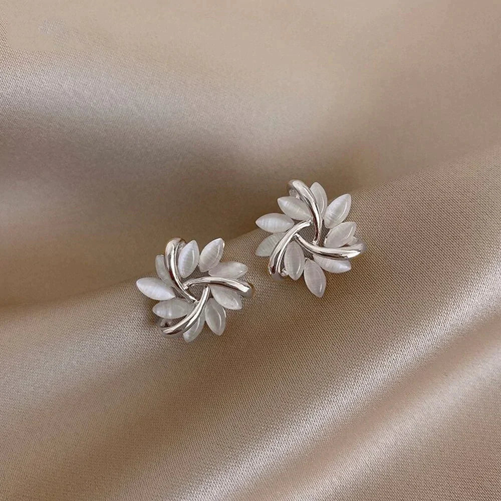 Brincos de argola com flores de opala em ouro