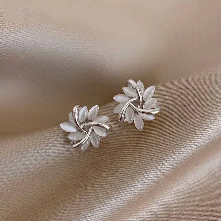 Brincos de argola com flores de opala em ouro
